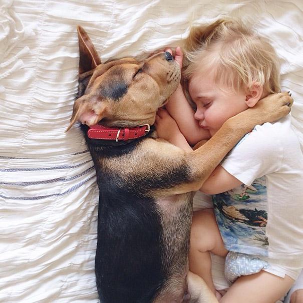 ¡Enternecedor! Así duerme plácidamente este bebé con su mascota (Fotos)