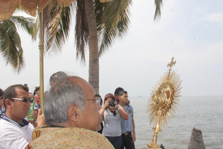 Obispo de Cabimas bendijo Lago de Maracaibo