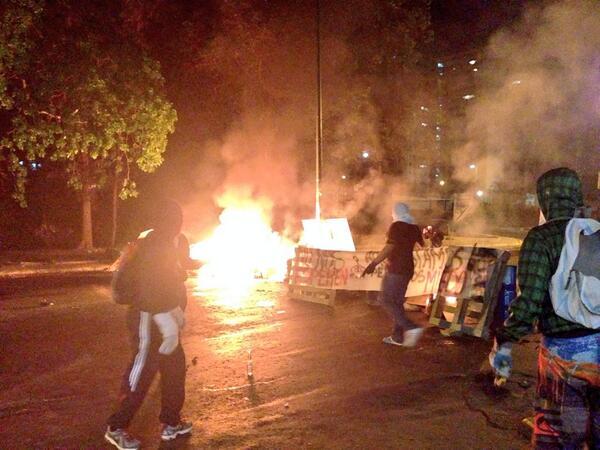 Barricadas trancan calles en Caricuao este 10A (Fotos)
