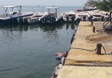 Hallan cuerpo de hombre que se lanzó del Puente sobre El Lago