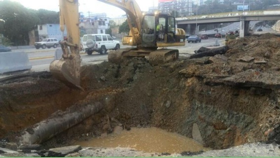 Tubería rota ocasionó hundimiento en la Caracas-La Guaira (Fotos)