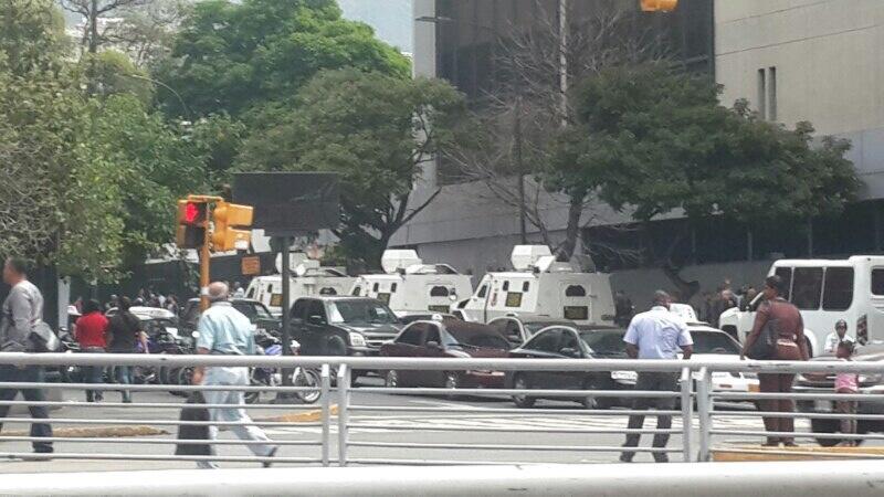 Tanquetas de la GNB en la avenida Libertador (Fotos)