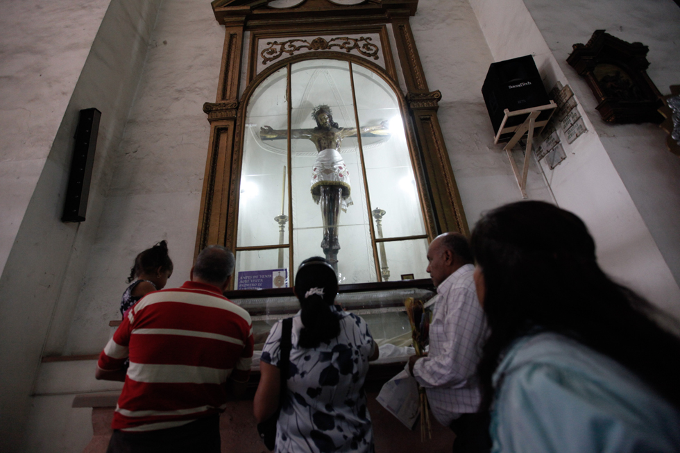 Caraqueños visitan los templos este Viernes Santo