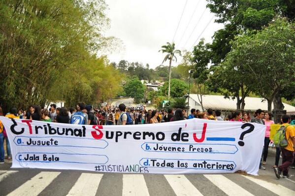 Estudiantes trancan la entrada a la USB (Fotos)