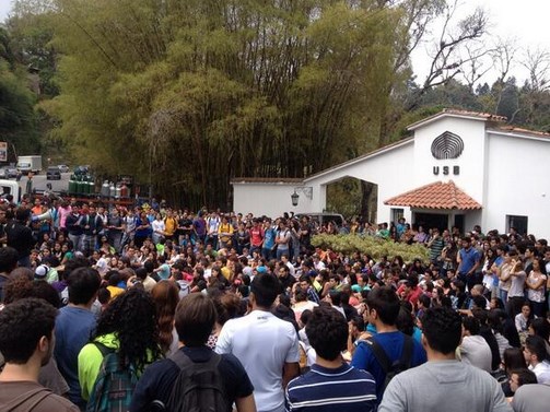 Estudiantes de la USB protestan a las afueras de su casa de estudio (Foto)