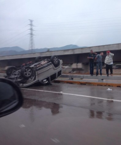 Carro volcado en la ARC por pavimento mojado #10M (Fotos)