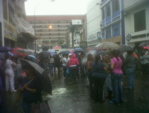 Bajo la lluvia, familiares de estudiantes detenidos esperan decisión