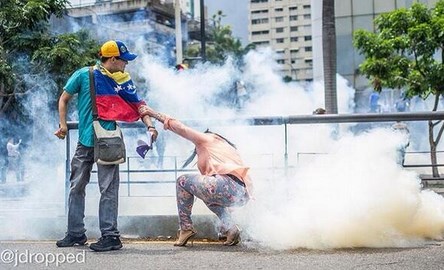 Esta mujer devolvió una bomba lacrimógena sin guantes y en tacones (Foto)