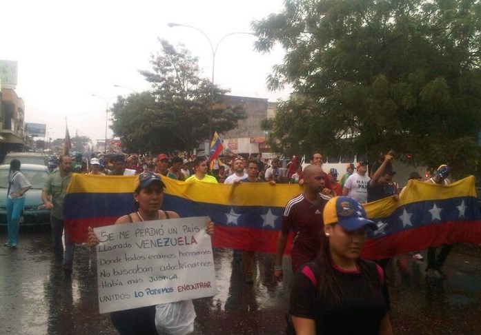 Carabobeños marcharon bajo la lluvia en protesta por falta de agua, luz y gas (Foto)