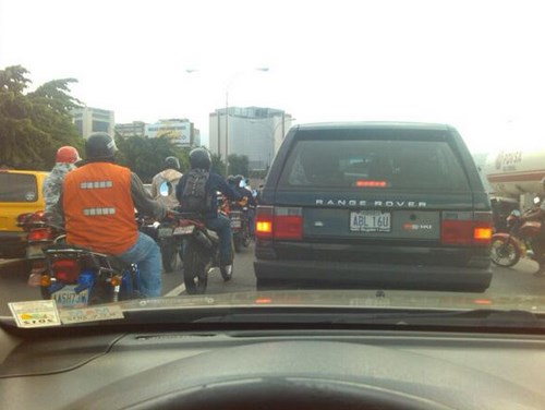 Reportan fuerte cola en la autopista, sólo pasan las motos (Fotos)