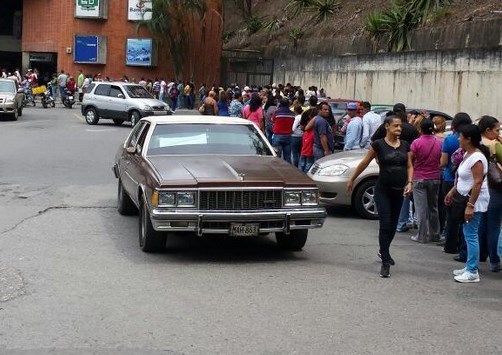 ¿Éxito socialista?: Gran cola para comprar leche en Los Nuevos Teques (Foto)