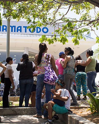 Consumidores hacen colas para comprar pañales