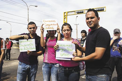 Estudiantes de la Uneg trancan vía por robos en salones de clase