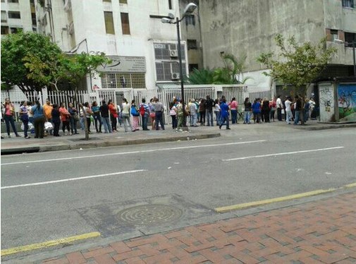 Súper larga la cola para comprar harina de maíz (Foto)