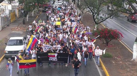 A pesar de la lluvia, madres salen a protestar pidiendo respeto a la vida (Fotos)