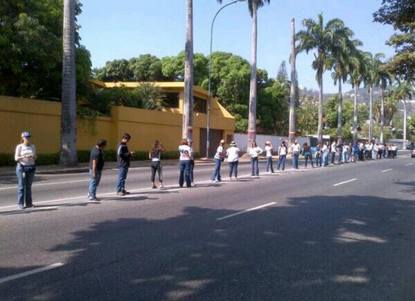 Realizan cadena humana en Prados del Este (Foto)