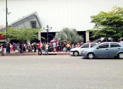 Cola para comprar alimentos en el Bicentenario de Valencia #15M (Foto)