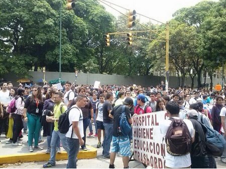 Ucevistas protestan en el Paseo los Ilustres exigiendo liberación de los estudiantes (Foto)