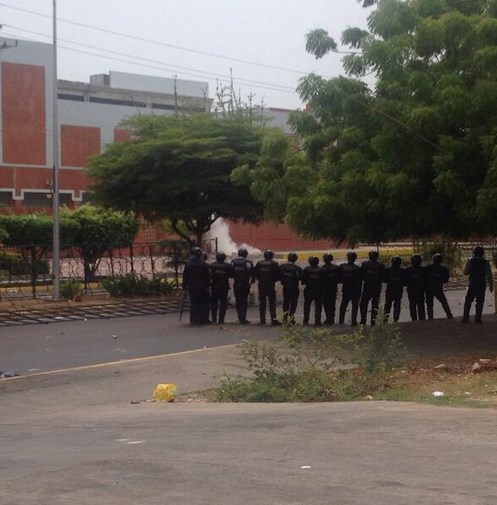 Continúan enfrentamientos en la Urbe; Una estudiante herida (Fotos)