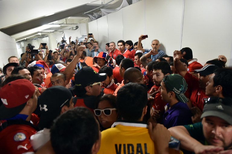 Aficionados chilenos destrozan el Media Center de Maracaná (Fotos)