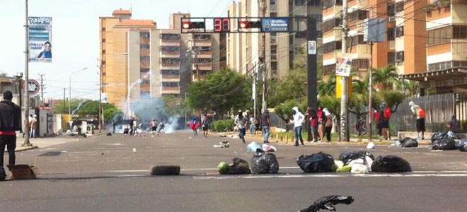 Vecinos de La Paragua y Polícia Municipal se enfrentan entre lacrimógenas (Fotos)