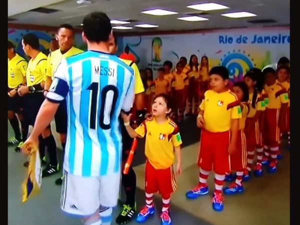 Turbulencia por el niño al que Messi obvió darle la mano y la falsa foto