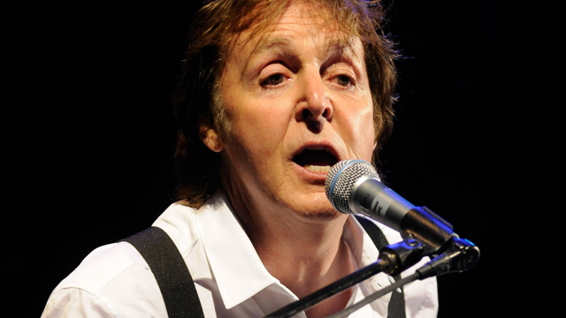 Paul Mccartney pasea en bicicleta por Brasilia (Foto)