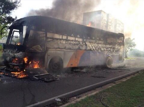 Incendian autobús en Guayana este #26J (Fotos)