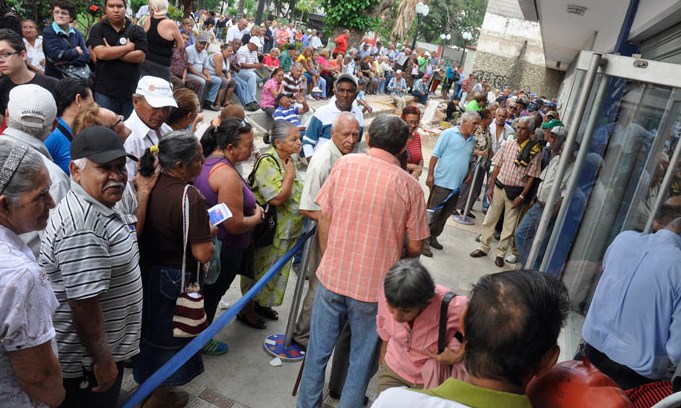 Pensión se vuelve sal y agua para los abuelos