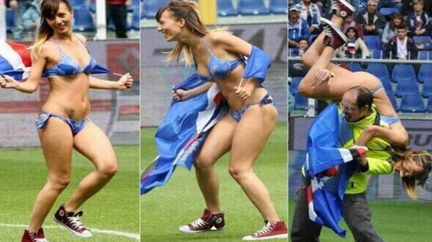 El osado bikinazo que interrumpió un partido de fútbol en Italia (Foto)