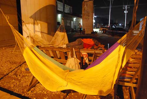 Acampan desde la tarde para comprar cemento en Valencia