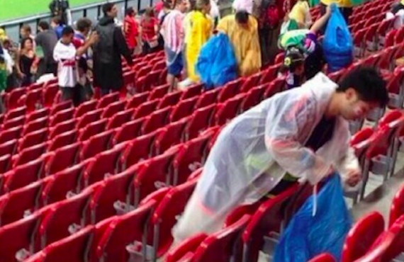 EJEMPLARES: Los hinchas japoneses recogiendo su basura tras perder con Costa de Marfil (FOTOS)