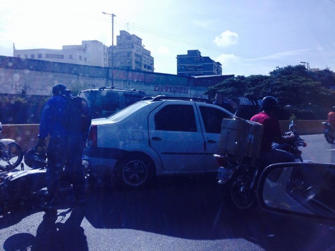 Accidente con motorizado generó fuerte cola en la Fajardo (Fotos)