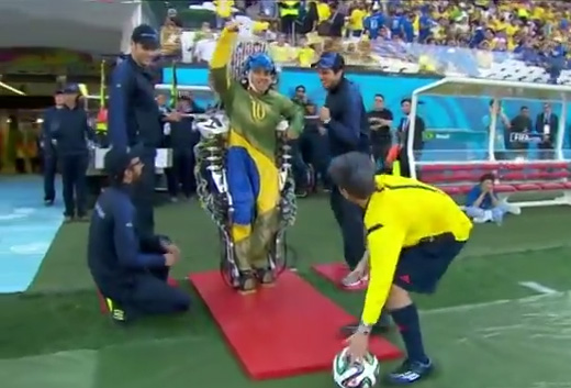 El joven parapléjico que pasó por “debajo de la mesa” en la inauguración del Mundial (Video)