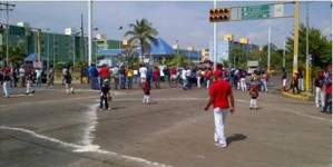 Protesta por rehabilitación de complejo deportivo colapsó el tránsito en Puerto La Cruz