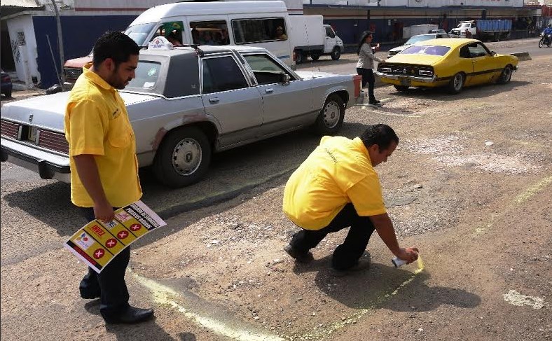 Primero Justicia marca los huecos y botes de aguas en Los Haticos