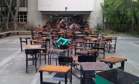 Estudiantes trancan la entrada de la USM por falta de agua #9J (Fotos)