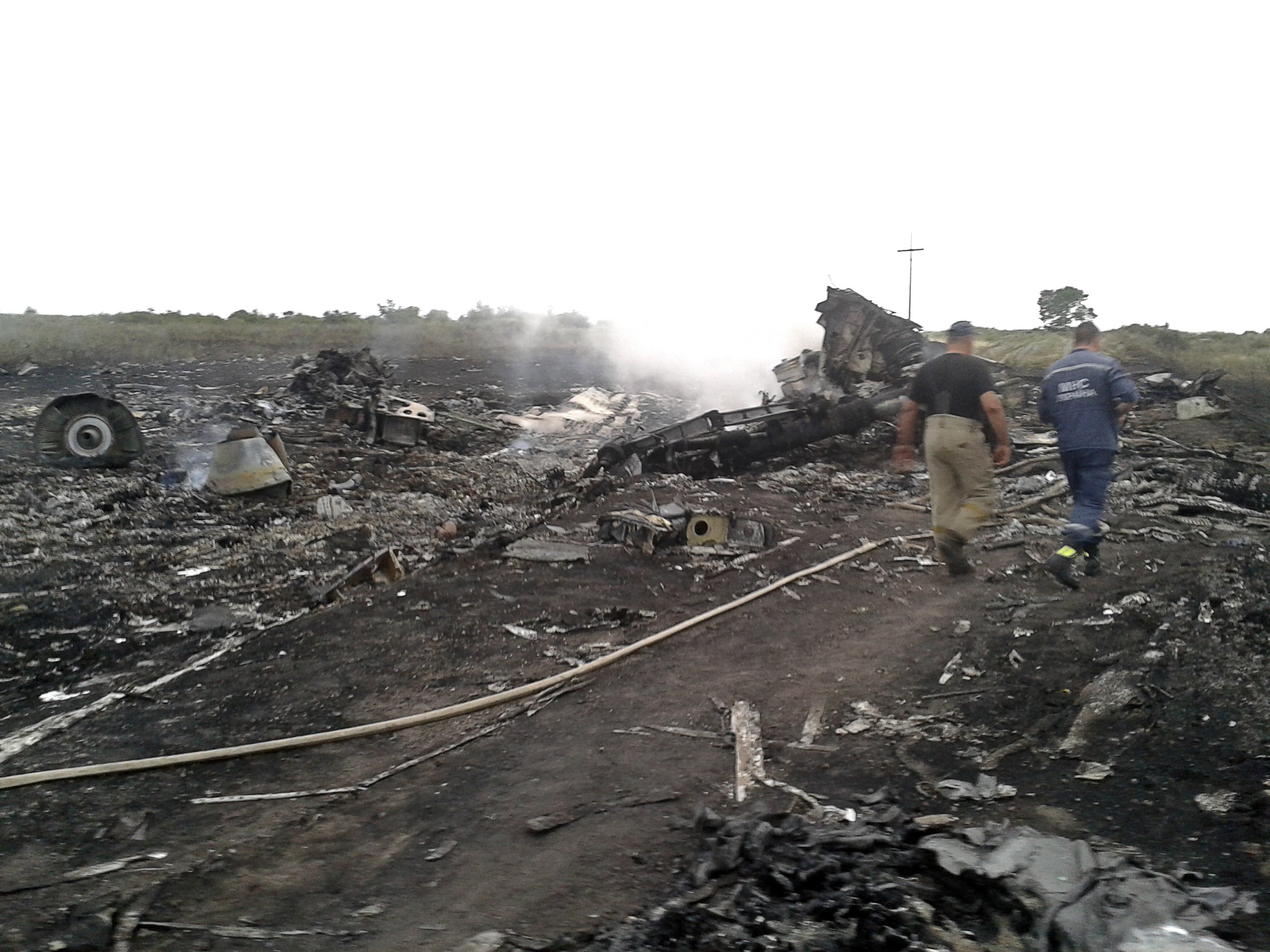 Rebeldes encuentran la caja negra del avión malasio siniestrado en Ucrania