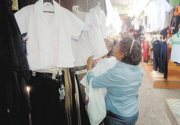 Precio de uniformes escolares por las nubes