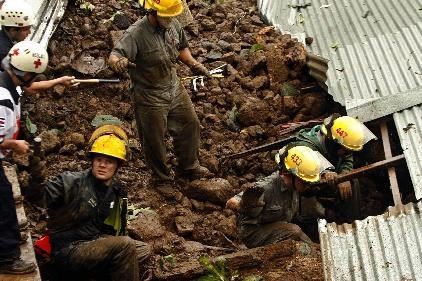 Familia sobrevivió 15 horas entre los escombros