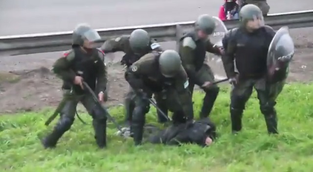 Policía Argentina reprime manifestación de trabajadores despedidos de multinacional