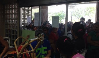 Pacientes de traumatología protestaron frente a hospital de Barcelona