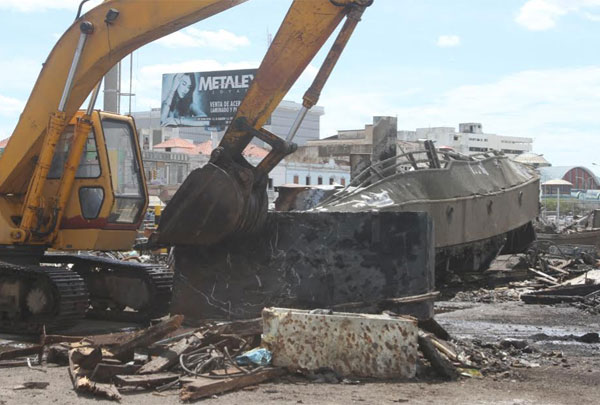 Extraen restos de barco hundido en el Lago de Maracaibo