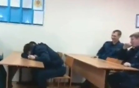 ¿Durmiendo en clases? A este bombero no le quedarán más ganas (Video)