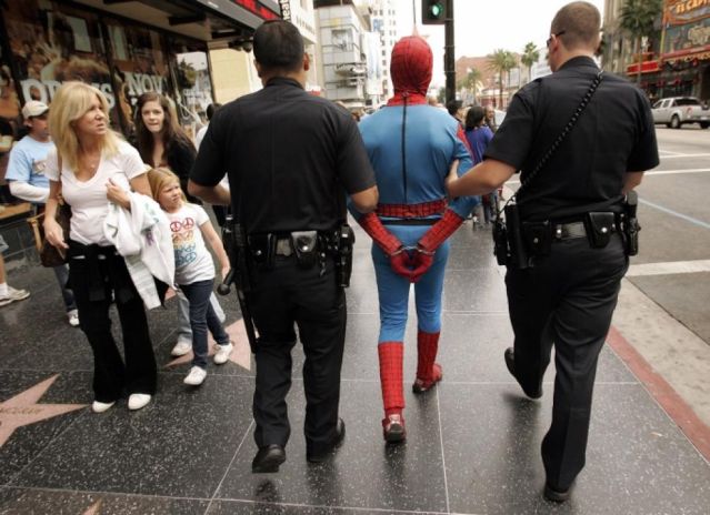 “Hombre Araña” golpeó a un policía