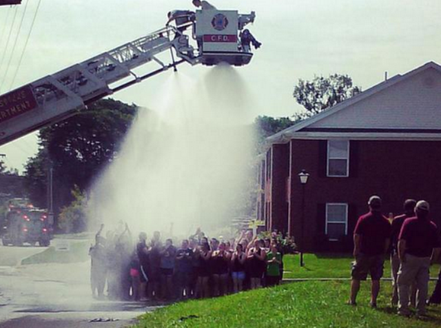 Cuatro bomberos salen heridos tras #icebucketchallenge en EEUU