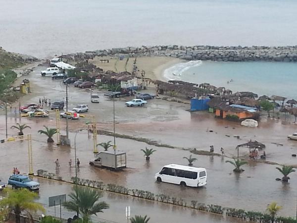 Fuertes precipitaciones inundaron calles de La Guaira (Fotos)