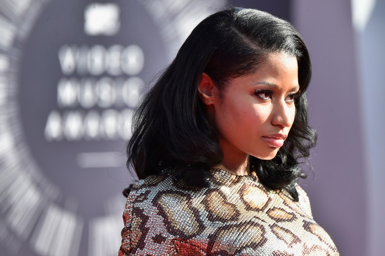 ¡No fue la anaconda!… Se le rompió el vestido a Nicki Minaj en pleno show (Foto)