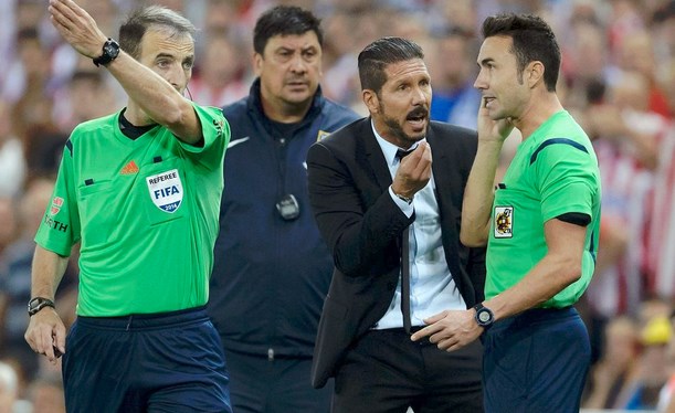 Por esta acción expulsaron a Simeone en la Supercopa de España