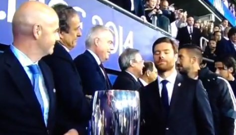 El desagradable gesto de Xabi Alonso a Platini (Video)